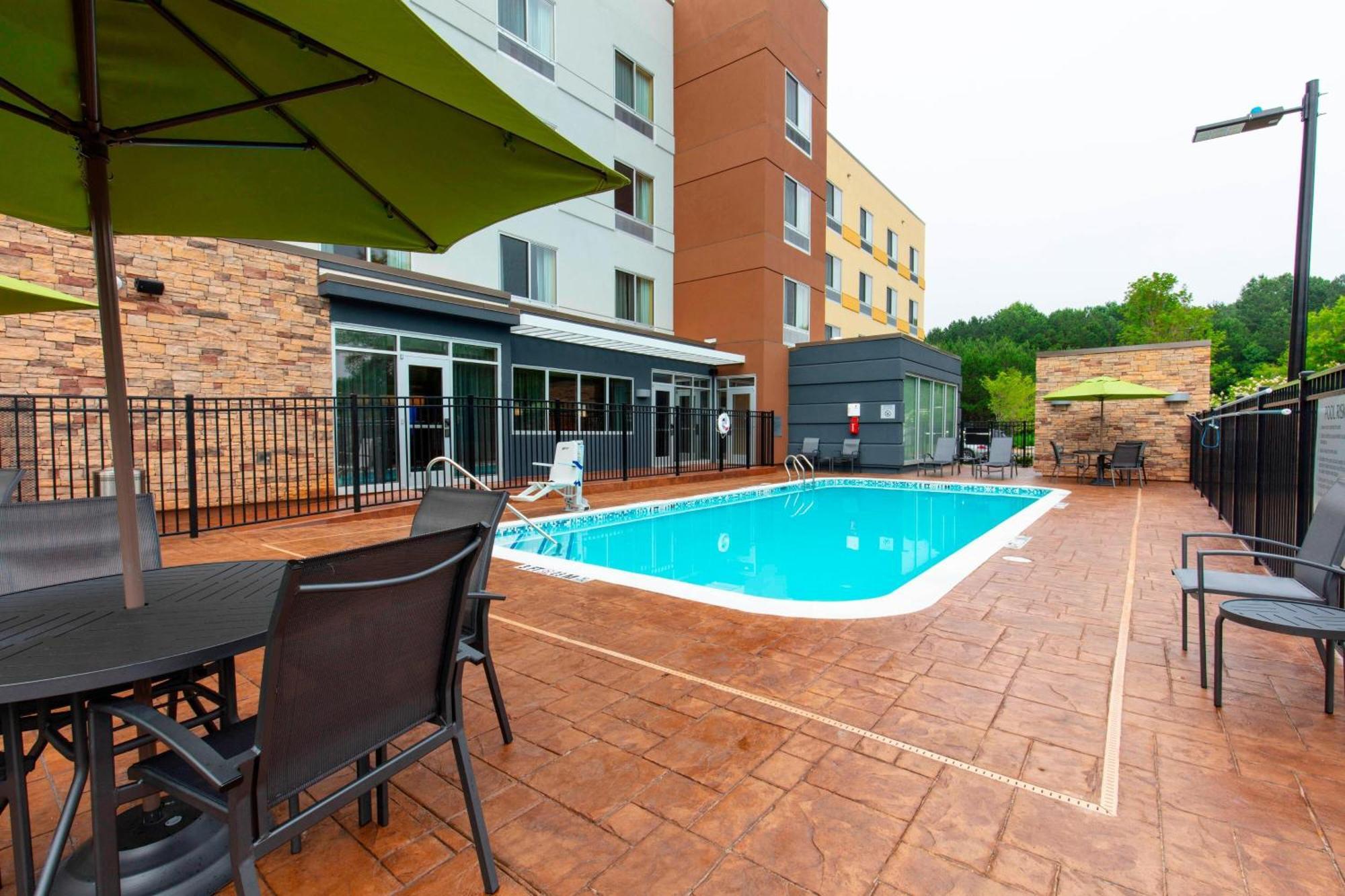 Fairfield Inn & Suites By Marriott Atlanta Woodstock Exterior photo